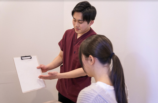 検査結果をボードで説明する様子