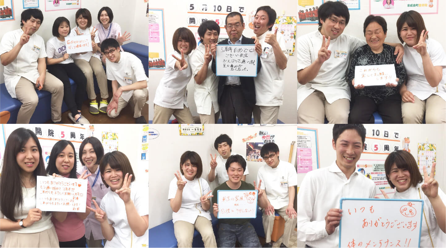 寄せ書きを持ったスタッフの集合写真