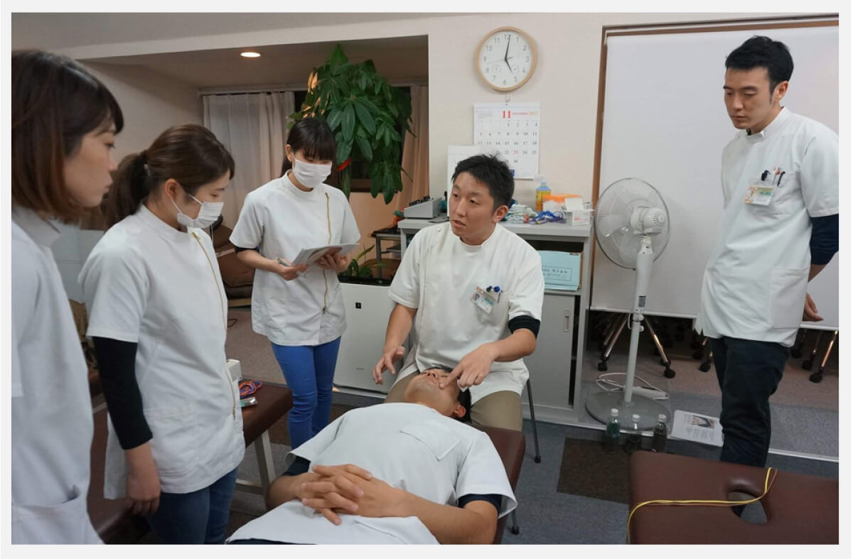 院内での施術研修の様子