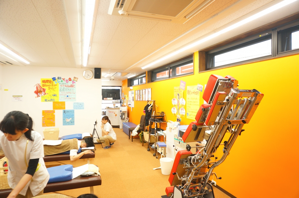 市川大野オレンジ整骨院の施術ベッドがならぶ院内のイメージ写真