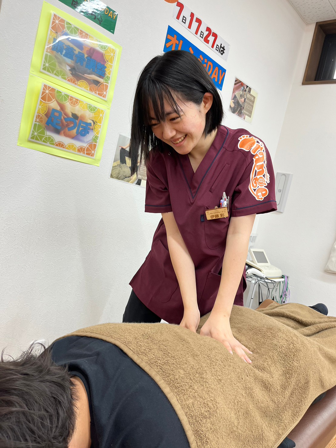 うつ伏せでの施術の様子